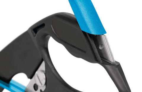 Look for a substitute blade? Not with the SECUMAX LATEX. Just peep into the blade magazine at the end of the handle. Not less than five additional blades are waiting there to be used.
