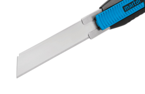 With a blade extension of exactly 7.8 cm, the word "long" is somewhat an understatement. This knife can be used to safely cut 4-ply cardboard, open sacks, separate paper sheets, slab rolls, carve building foam, slice polystyrene slabs…the list continues.