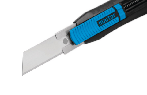 With a blade extension of exactly 4 cm, this safety knife can be used to safely cut 3-ply cardboard, open sacks, separate paper sheets, slab rolls, carve building foam, slice polystyrene slabs…the list continues.